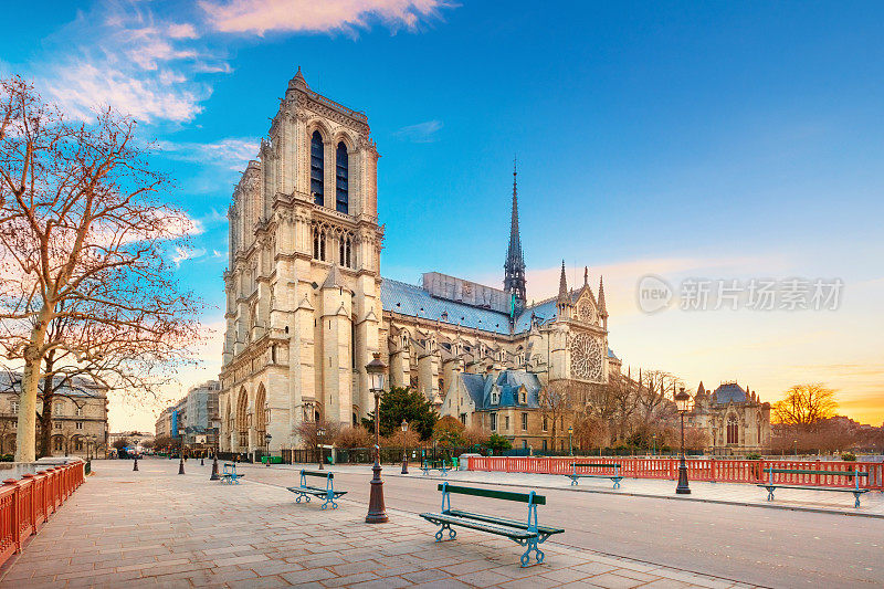 法国巴黎日出时的圣母院