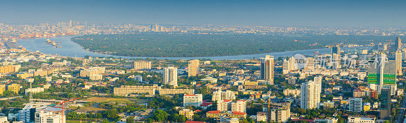 曼谷市景，黄昏时分高楼林立的商业区(泰国曼谷)