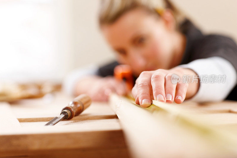 女木匠在工地测量木材