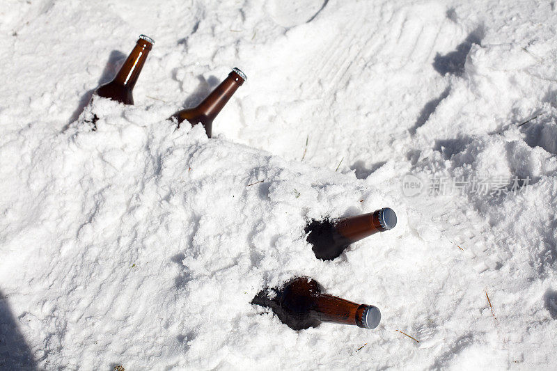 雪里的啤酒箱