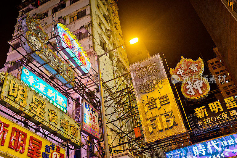 霓虹招牌的香港街景