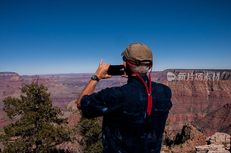 退休男子用智能手机拍摄大峡谷