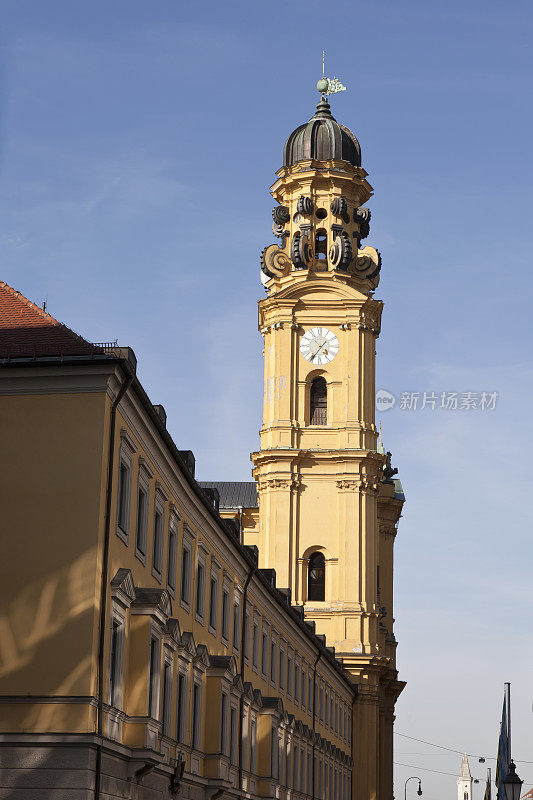 戏院教堂的钟楼