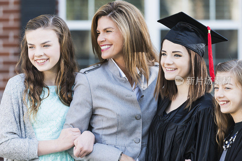 母亲和女儿们在毕业典礼上