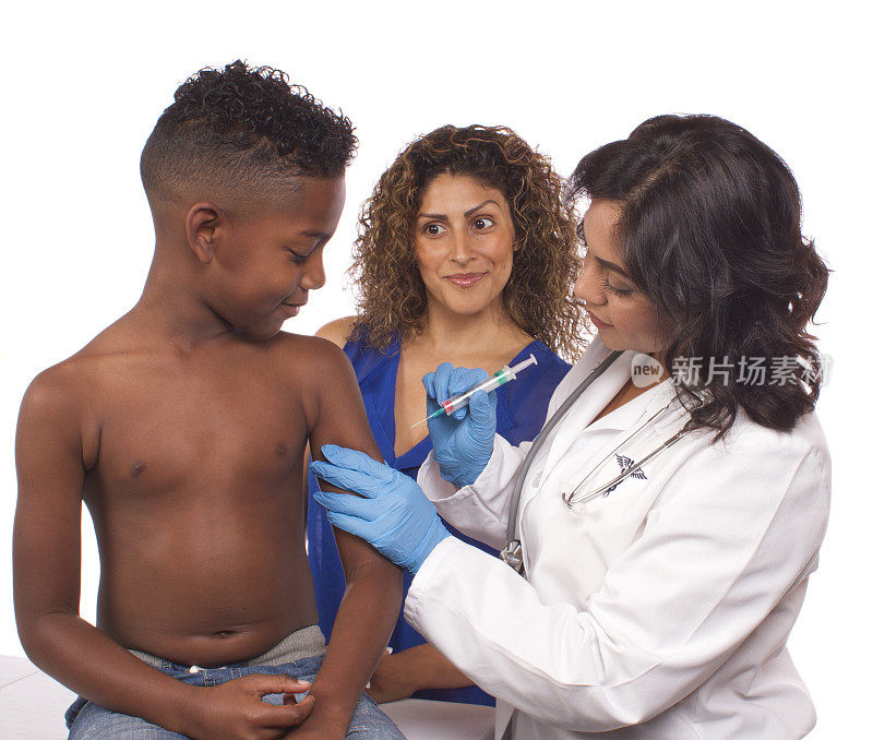 西班牙裔医生给非裔美国男孩注射流感疫苗