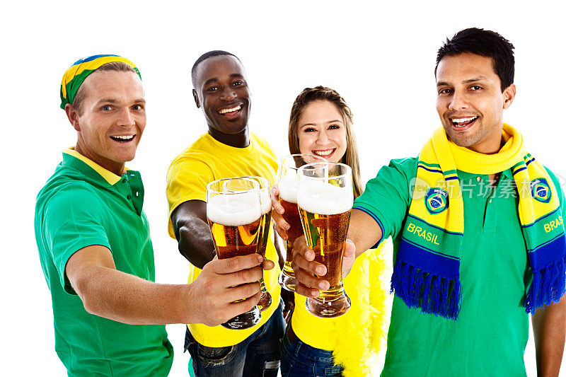 四位热情的巴西球迷为他们的球队干杯