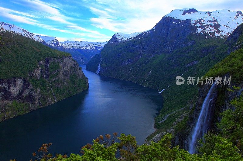 挪威天堂:盖兰格峡湾戏剧性的夜晚景观全景，挪威，斯堪的纳维亚