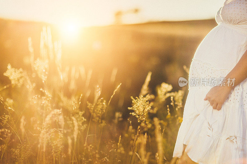 孕妇用大自然的爱抚摸着自己的肚子