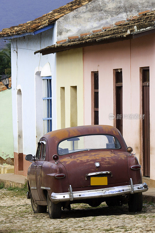 古巴特立尼达的老式美国车