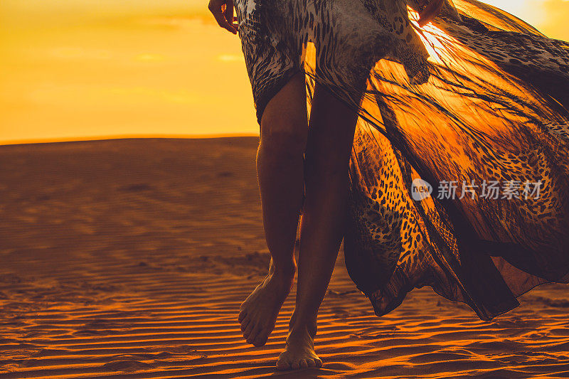 这个女孩在沙漠中沿着沙走