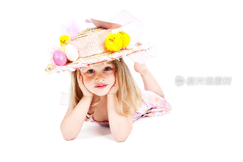 戴着复活节帽子的小女孩