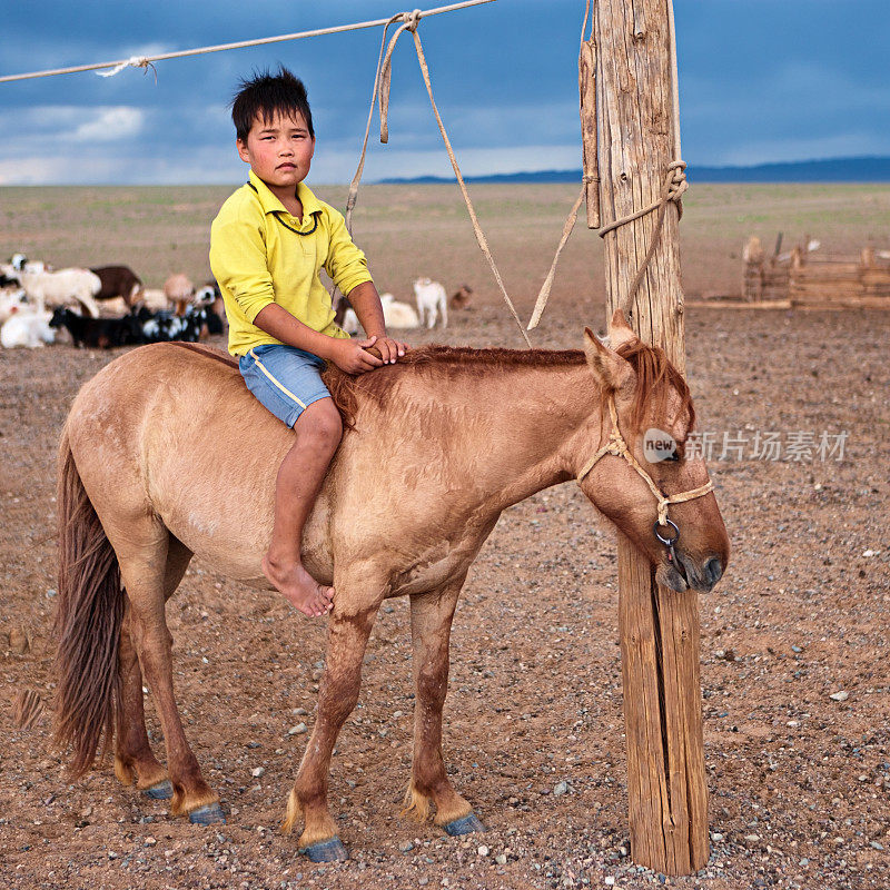 骑马的蒙古男孩