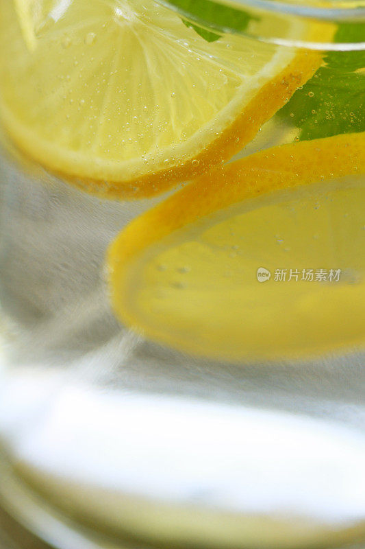 柠檬和薄荷水