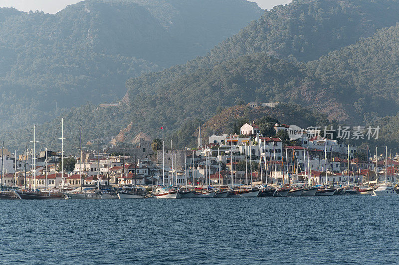 土耳其穆格拉市马尔马里斯湾爱琴海上的帆船