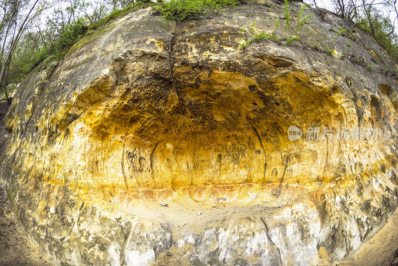 明尼哈哈哈溪的石灰岩洞穴