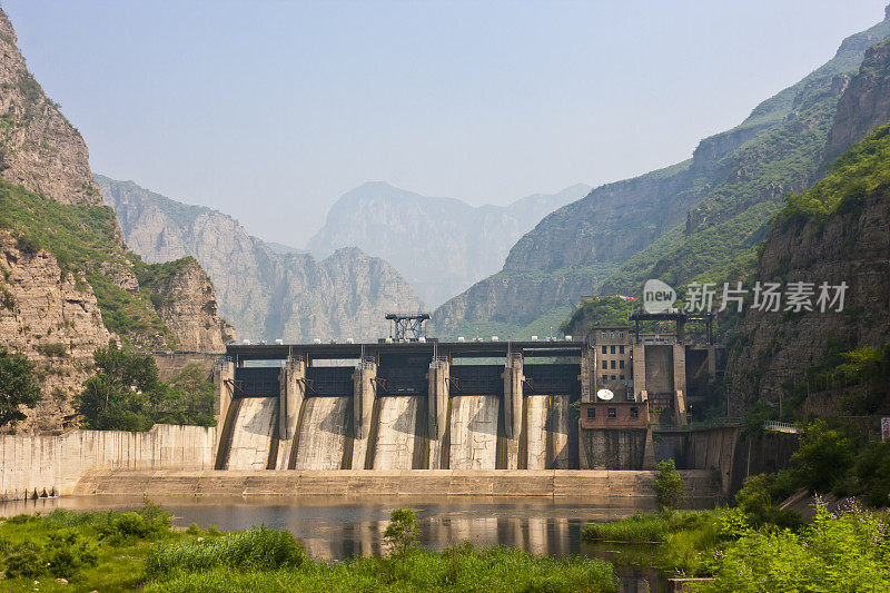 水库大坝在绿色山谷