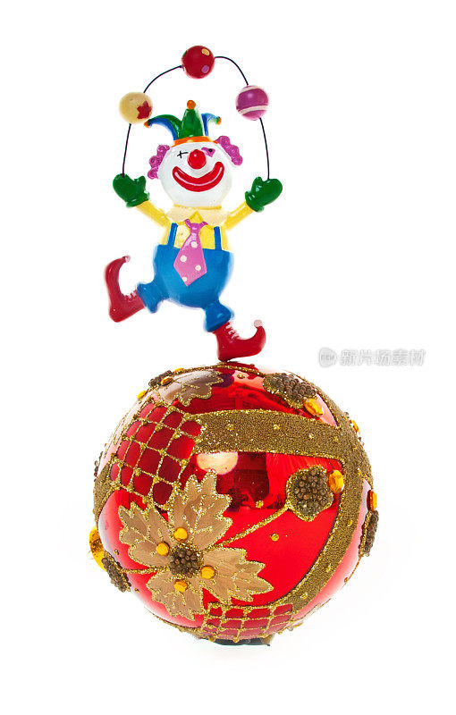 可爱的小丑平衡在圣诞节的小玩意