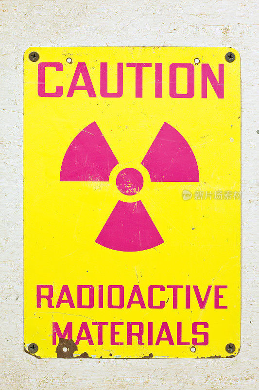 木头上有放射性物质警告标志