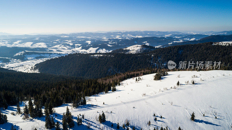 空中滑雪胜地在阳光明媚的喀尔巴阡山脉