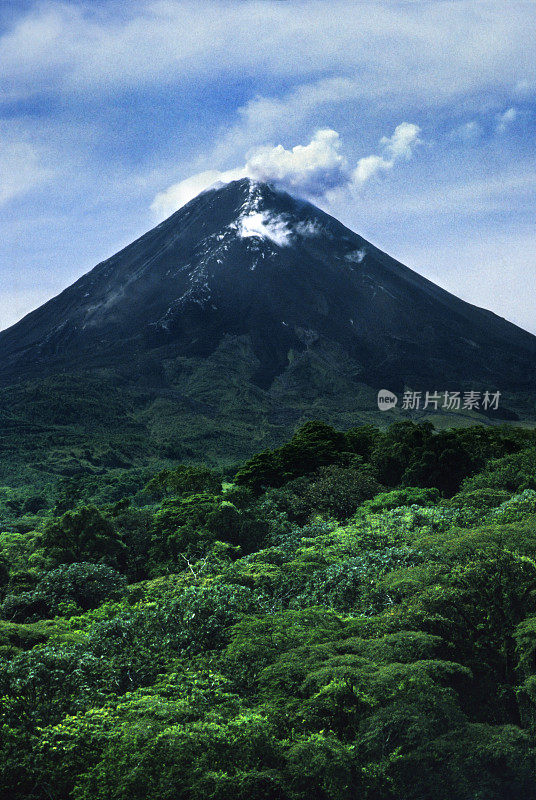 雨林和吸烟的阿雷纳火山哥斯达黎加