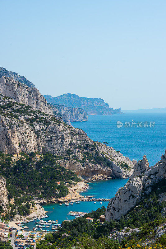 蓝天下的海景