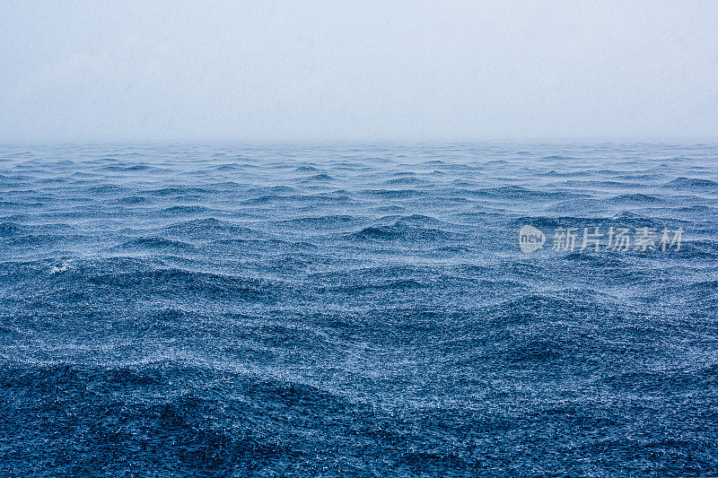 在公海上下阵雨