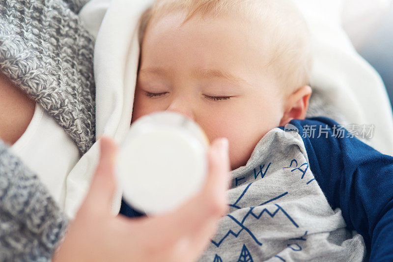 营养和午睡有助于宝宝健康成长