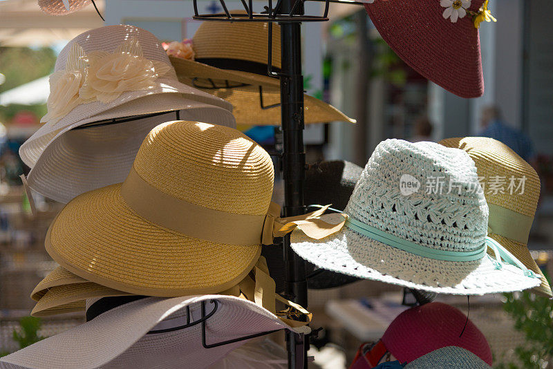 不同的女人帽子在市场上出售