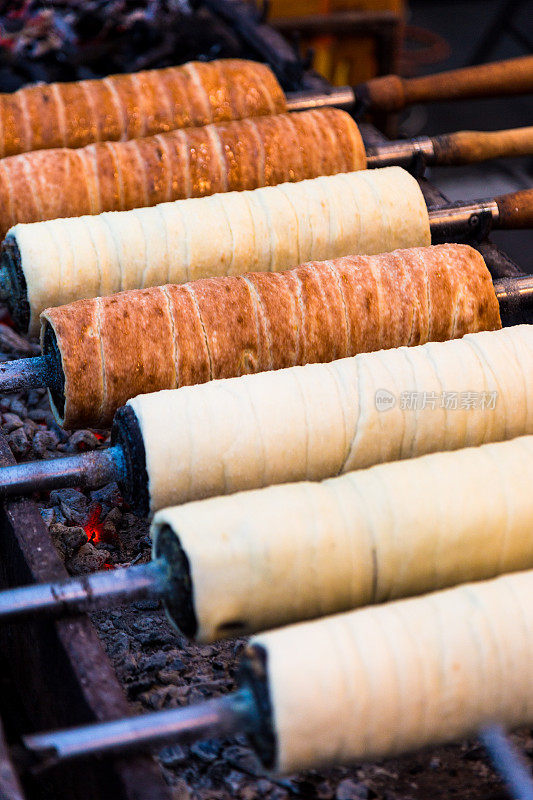 匈牙利甜食Kürtőskalács在食品市场外面烹饪