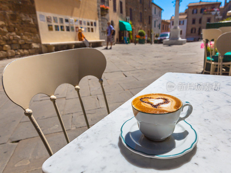 一杯意大利卡布奇诺，在咖啡馆露台与街道