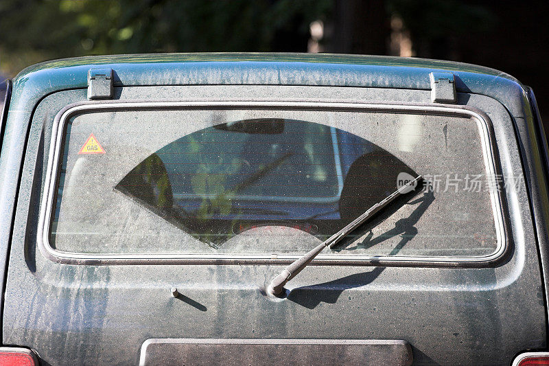 一种汽车刮水器，用来清理布满灰尘的后窗上的灰尘