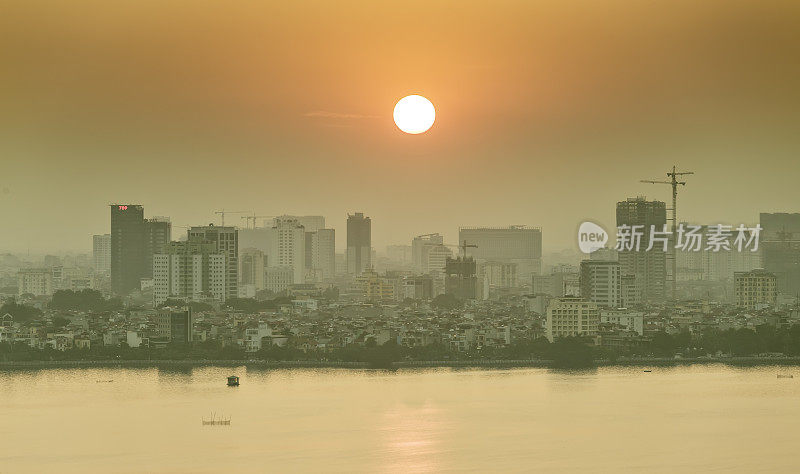 越南河内西湖上的日落