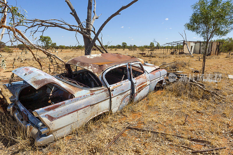 澳大利亚内陆生锈的汽车