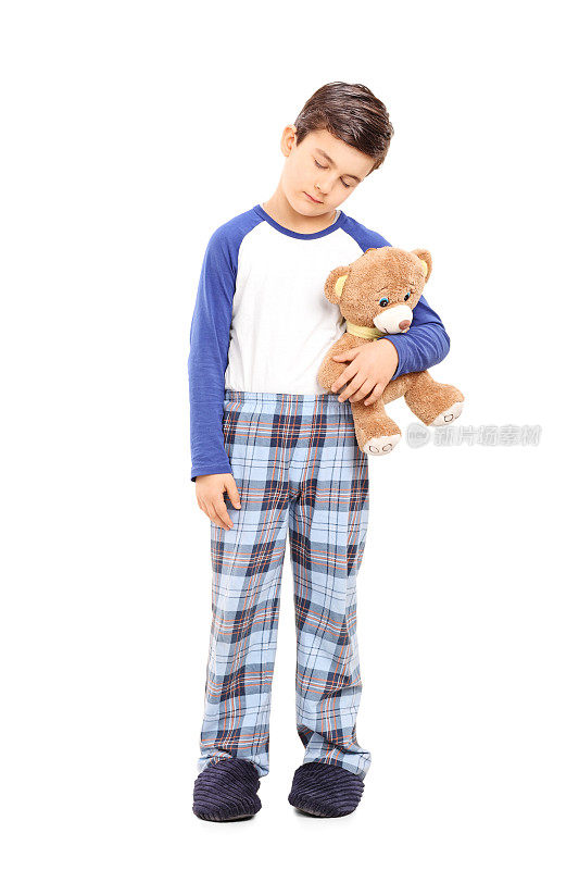 瞌睡的男孩抱着一只泰迪熊