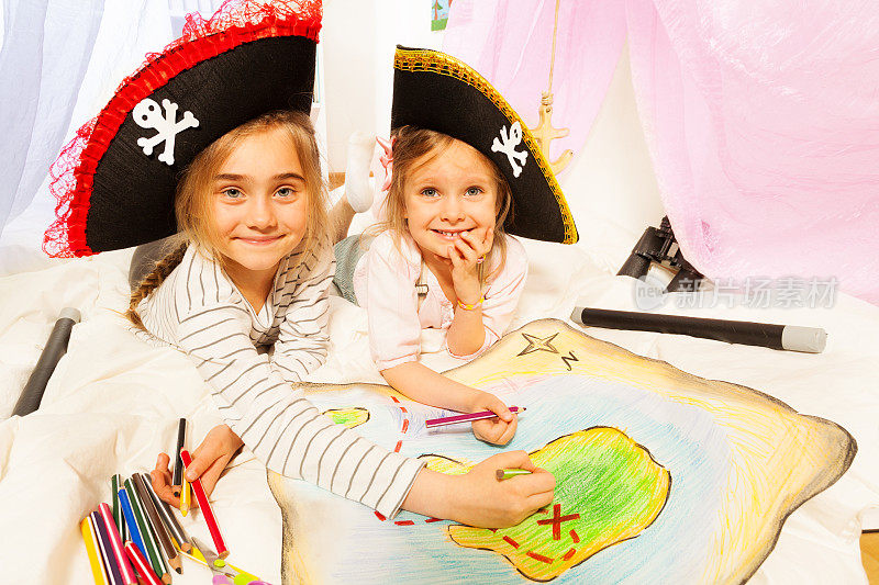 微笑的海盗在画金银岛的地图