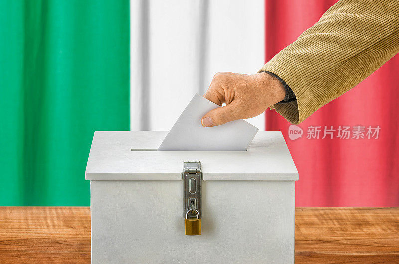 把选票投进投票箱的人-意大利