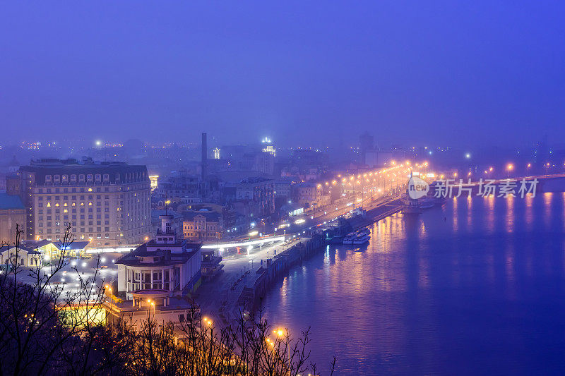基辅、第聂伯河、河站和波迪尔历史街区的夜景