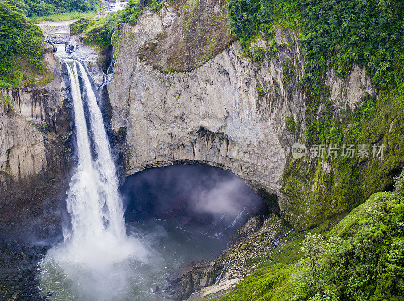 圣拉斐尔瀑布位于厄瓜多尔亚马逊茂盛的雨林中