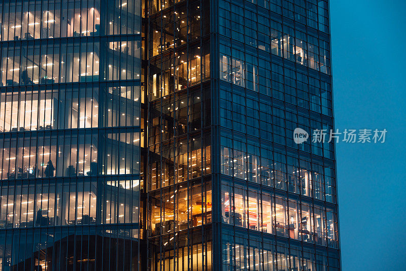 现代办公大楼的立面在夜间