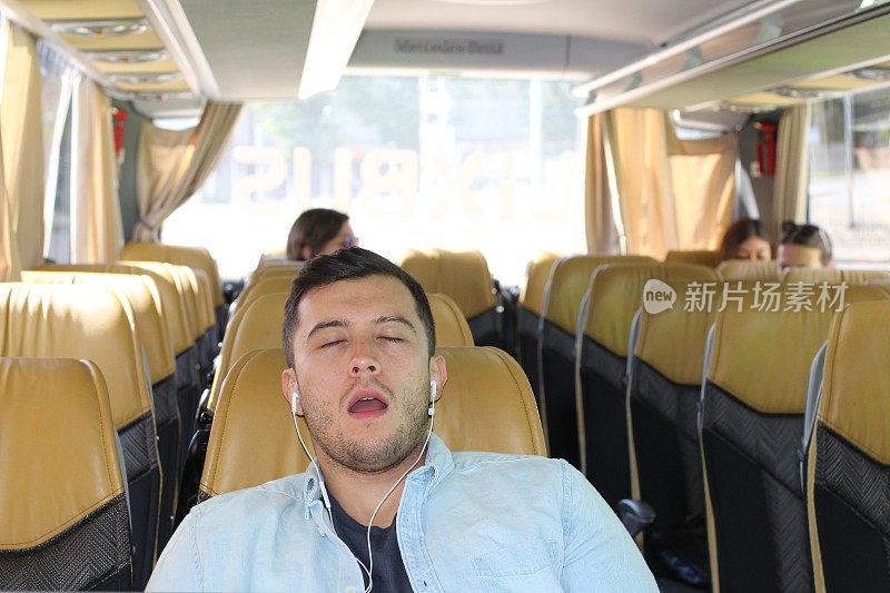 男性在巴士旅行中舒适地睡觉