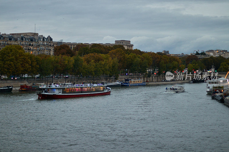 乘船游览法国巴黎塞纳河。