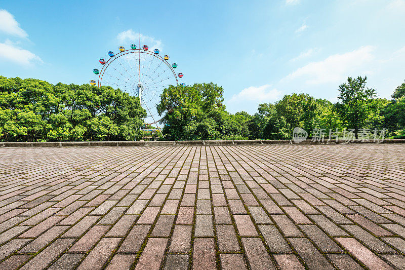 广场和游乐场摩天轮在城市公园