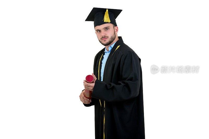 笑容开朗的男毕业生穿着长袍，戴着隔离白色的帽子