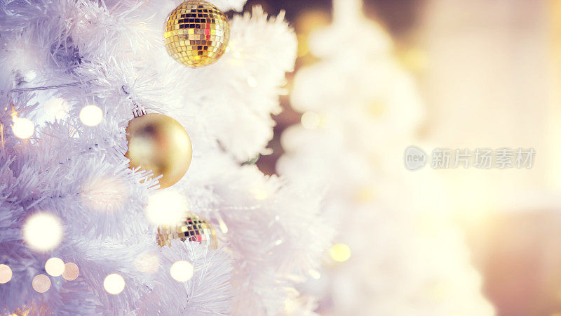 金色的小玩意挂在装饰好的圣诞树上。