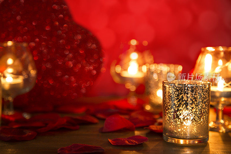 情人节的浪漫有红心、蜡烛和玫瑰花瓣。