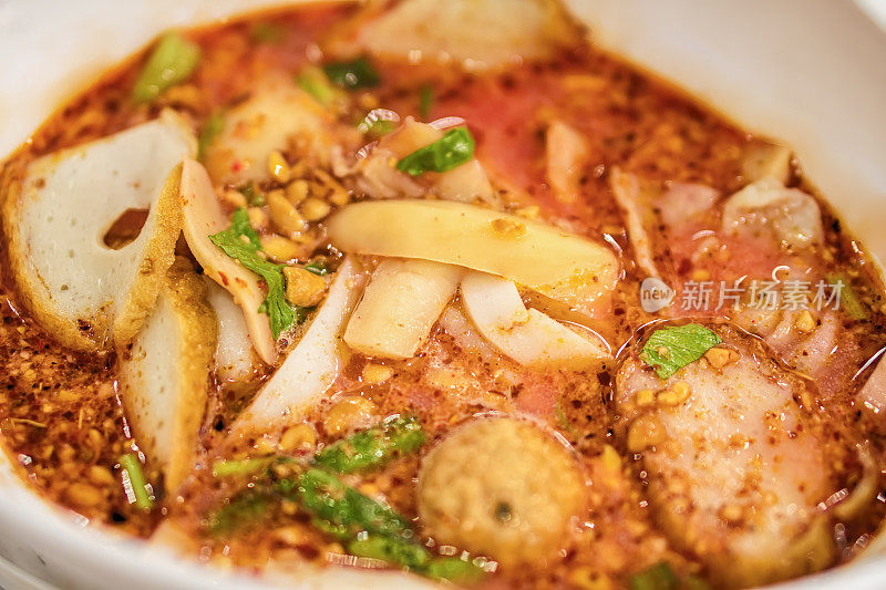 颜大佛，泰式鱼丸面，海鲜汤和红酱放在白碗上
