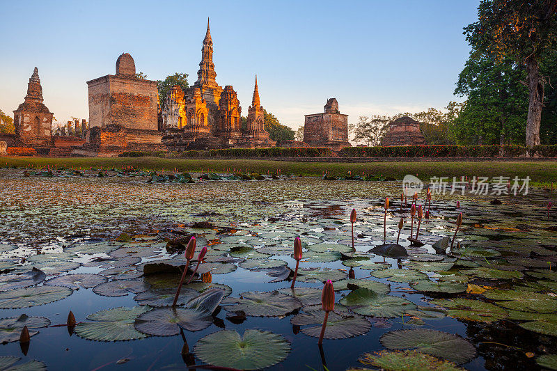 日落时分，泰国素可泰的寺庙