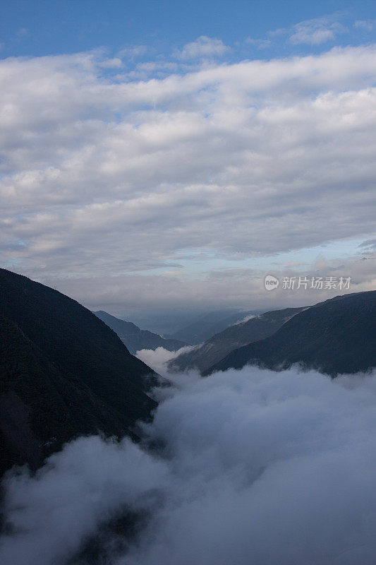 中国云南梅里雪山景观，小村庄以雪山为背景的清晨。