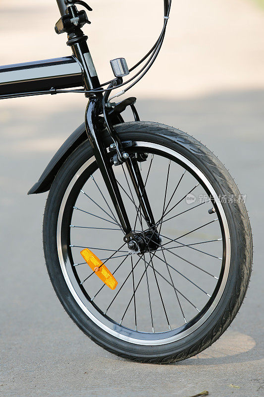 折叠自行车。