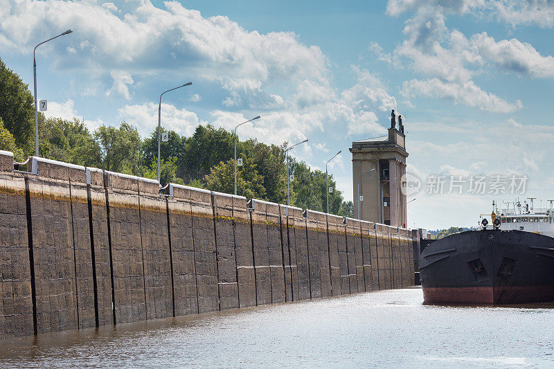 莫斯科-伏尔加河运河。黑船在水闸里